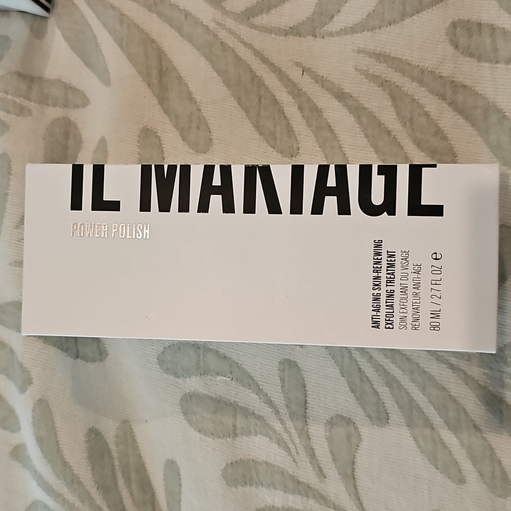 IL MAKIAGE Power Polish Exfoliating Treatment in White and Black